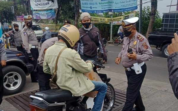 You are currently viewing Putus Mata Rantai Penyebaran Corona Polsek Cinambo Gencar Ops Yustisi Penegakan Disiplin Prokes