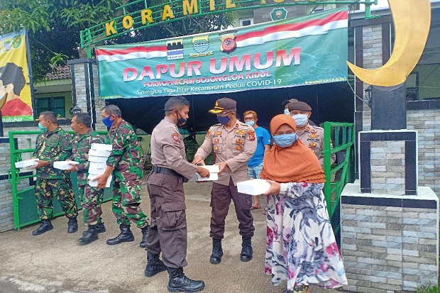 You are currently viewing Forkopimcam Bojongloa Kidul-Ikawarna Bagikan 200 Nasi Kotak Gratis untuk Warga
