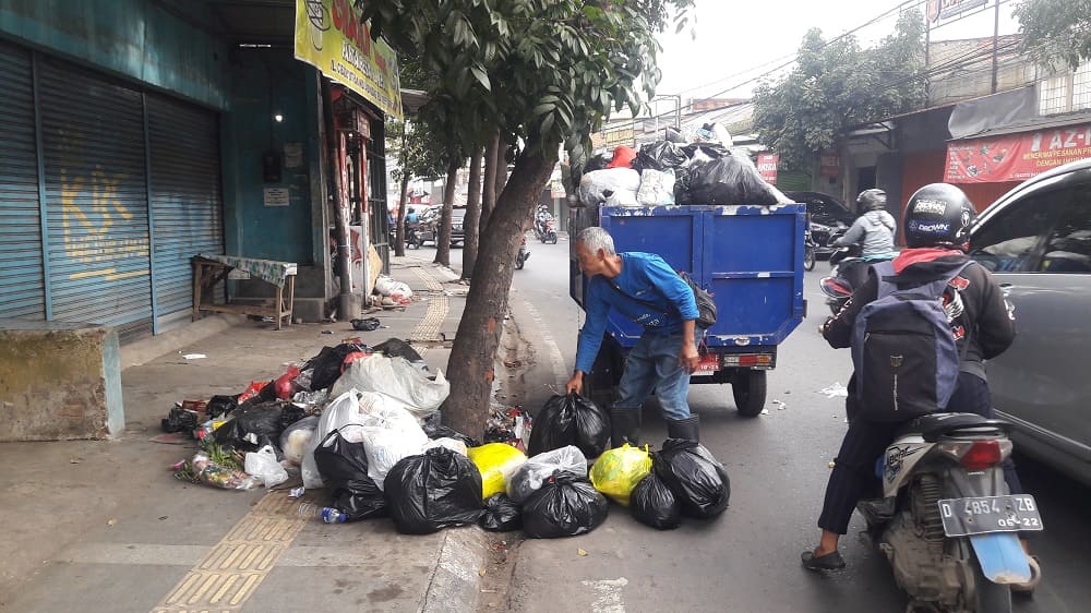 You are currently viewing Petugas Sampah Trotoar Jalan Cibaduyut: Saya Merasa Kerepotan!