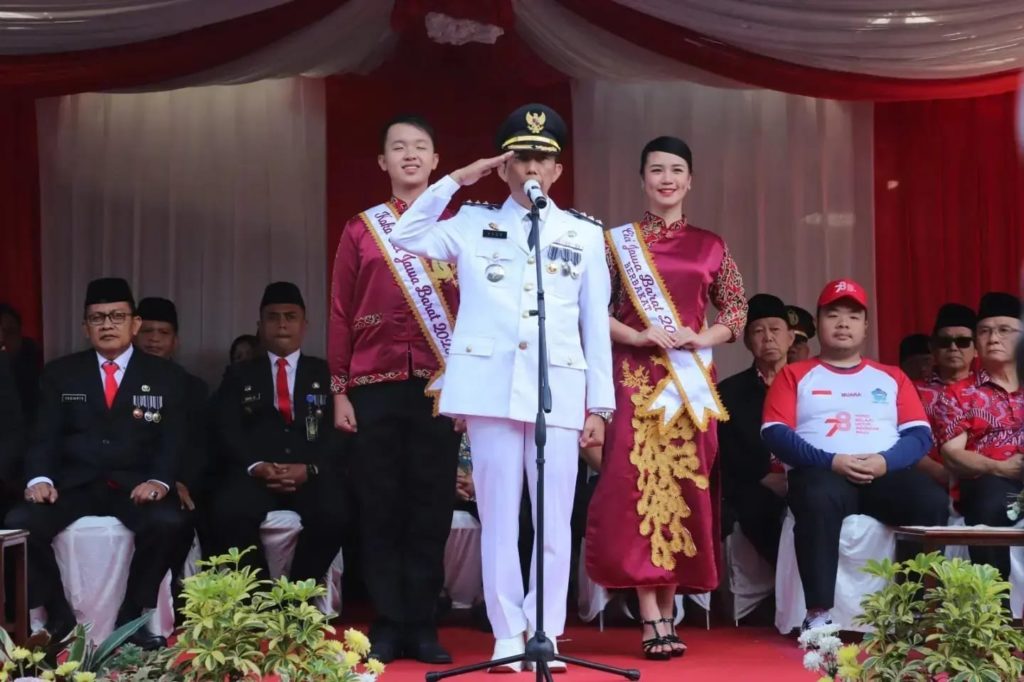 Bertindak Selaku Inspektur Upacara yaitu Camat Bojongloa Kidul Bapak Drs. YUDY HERMAWAN