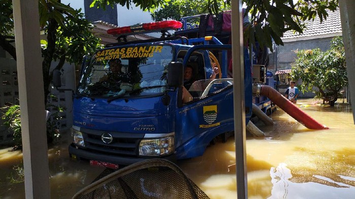 You are currently viewing Anak Sungai Cinambo Meluap, Perumahan Adipura Bandung Terendam Banjir