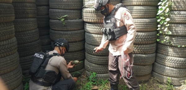 You are currently viewing Unit Jibom Gegana Brimob Jabar Tangani Temuan Bom di Bandung