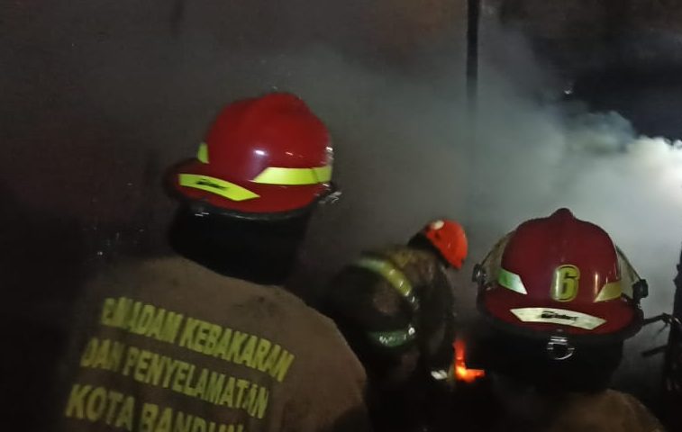 You are currently viewing Rumah Terbakar di Cicendo, Seorang Warga Mengalami Luka Bakar